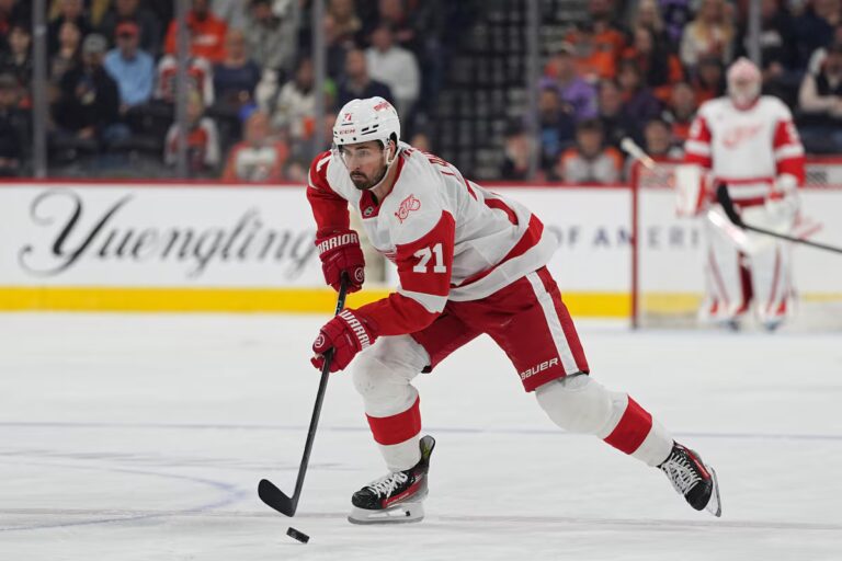 Les Red Wings ouvriront le camp d'entraînement avec des dirigeants dans les limbes, un directeur général par intérim et aucun capitaine nommé