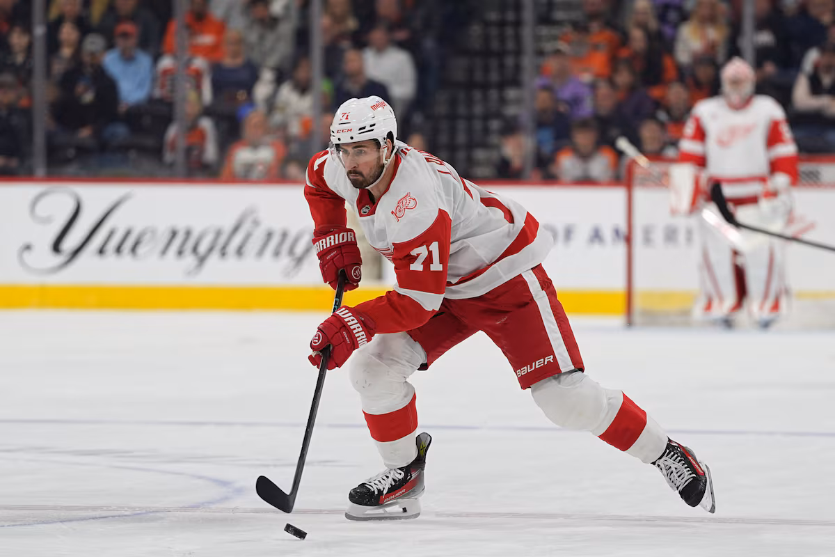 Les Red Wings ouvriront le camp d'entraînement avec des dirigeants dans les limbes, un directeur général par intérim et aucun capitaine nommé
