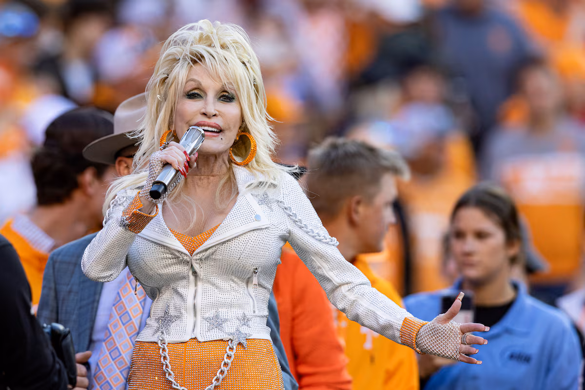 Les bénévoles du Tennessee rendront hommage à feu Dolly Parton avec un autocollant de casque cette saison