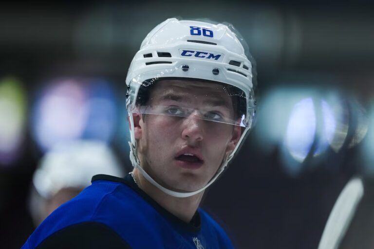Les jeunes joueurs des Canucks apprennent grâce à la reconstruction de l'équipe