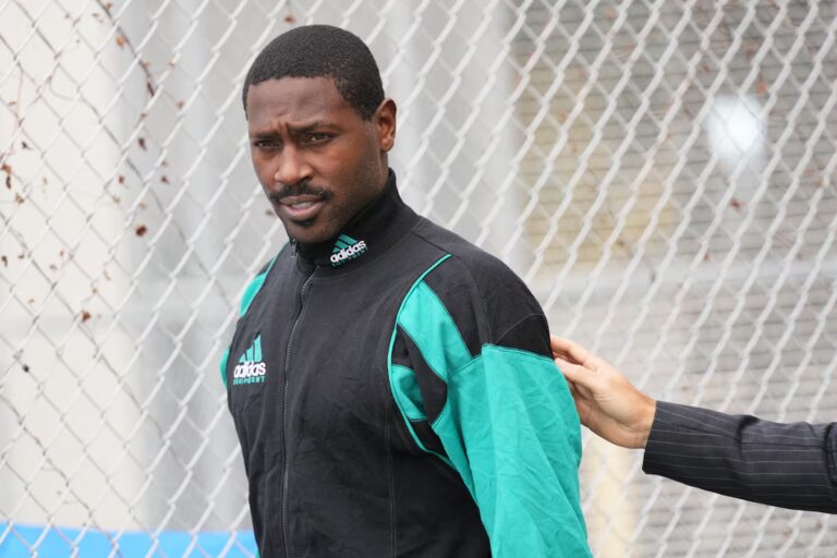 L'ex-star de la NFL, Antonio Brown, acceptera un accord de plaidoyer pour tentative de meurtre, selon son avocat