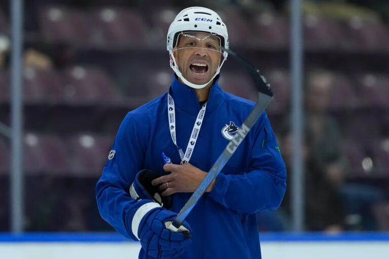Malhotra des Canucks ouvre son premier camp en tant qu'entraîneur-chef et entre dans les tranchées avec les joueurs