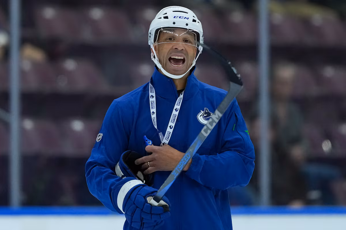 Malhotra des Canucks ouvre son premier camp en tant qu'entraîneur-chef et entre dans les tranchées avec les joueurs