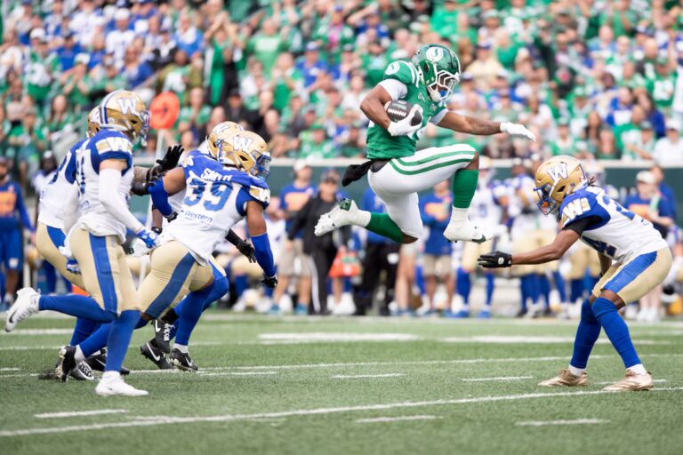 Stevens marque trois touchés pour pousser les Roughriders devant les Blue Bombers 32-26 dans une épopée en prolongation