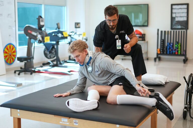 Après qu'une collision sur le terrain l'ait laissé paralysé, chaque gain en rééducation est une grande victoire pour Ryan Lasko des A.