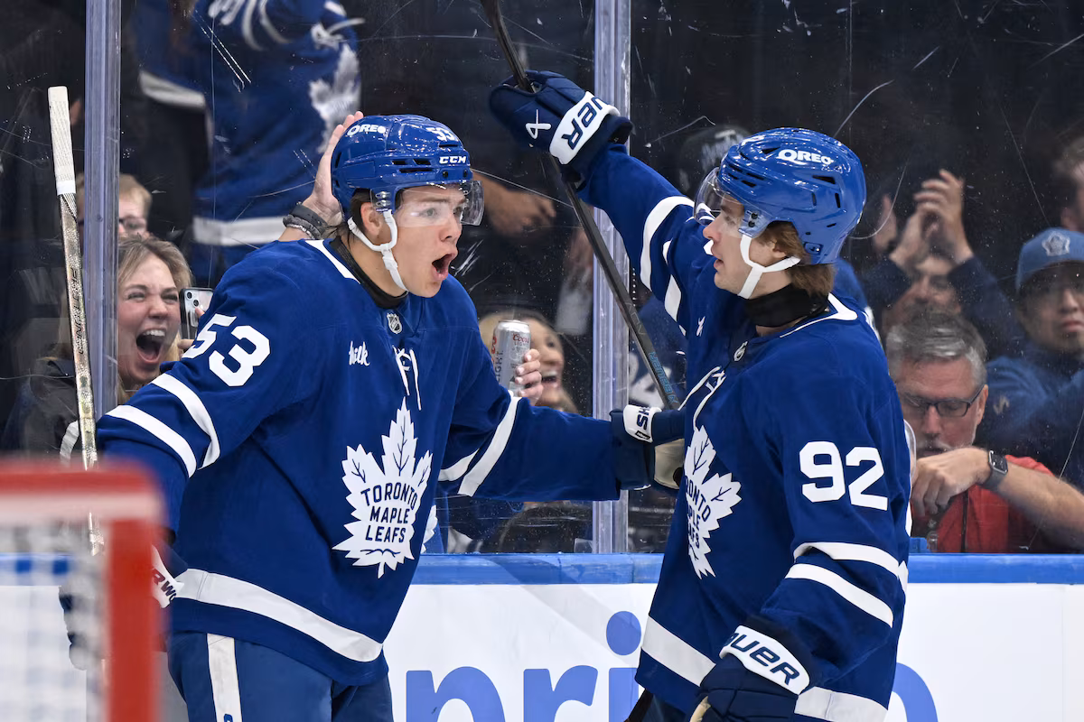 Cowan et Stolarz poussent les Maple Leafs devant les Islanders 2-1