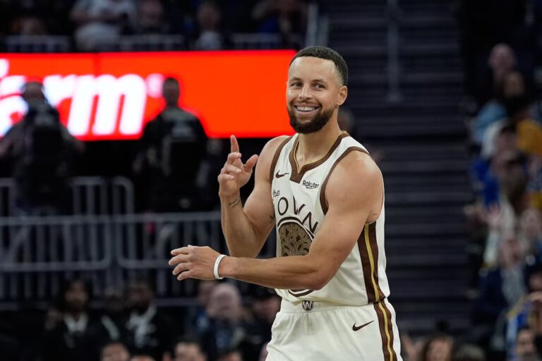 Curry et Warriors acceptent une prolongation de contrat de deux ans d'une valeur de 116 millions de dollars, selon une source AP
