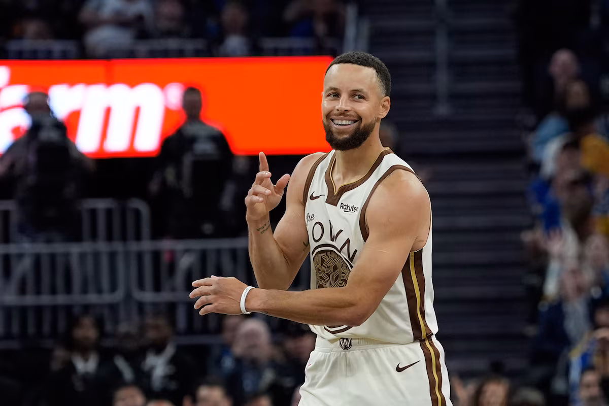 Curry et Warriors acceptent une prolongation de contrat de deux ans d'une valeur de 116 millions de dollars, selon une source AP