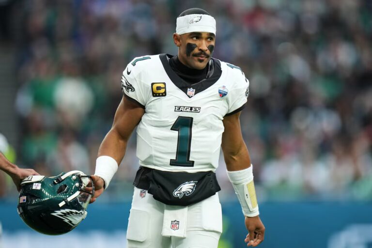 Eagles' Hurts exclu dimanche contre les Panthers en raison d'un caillot de sang