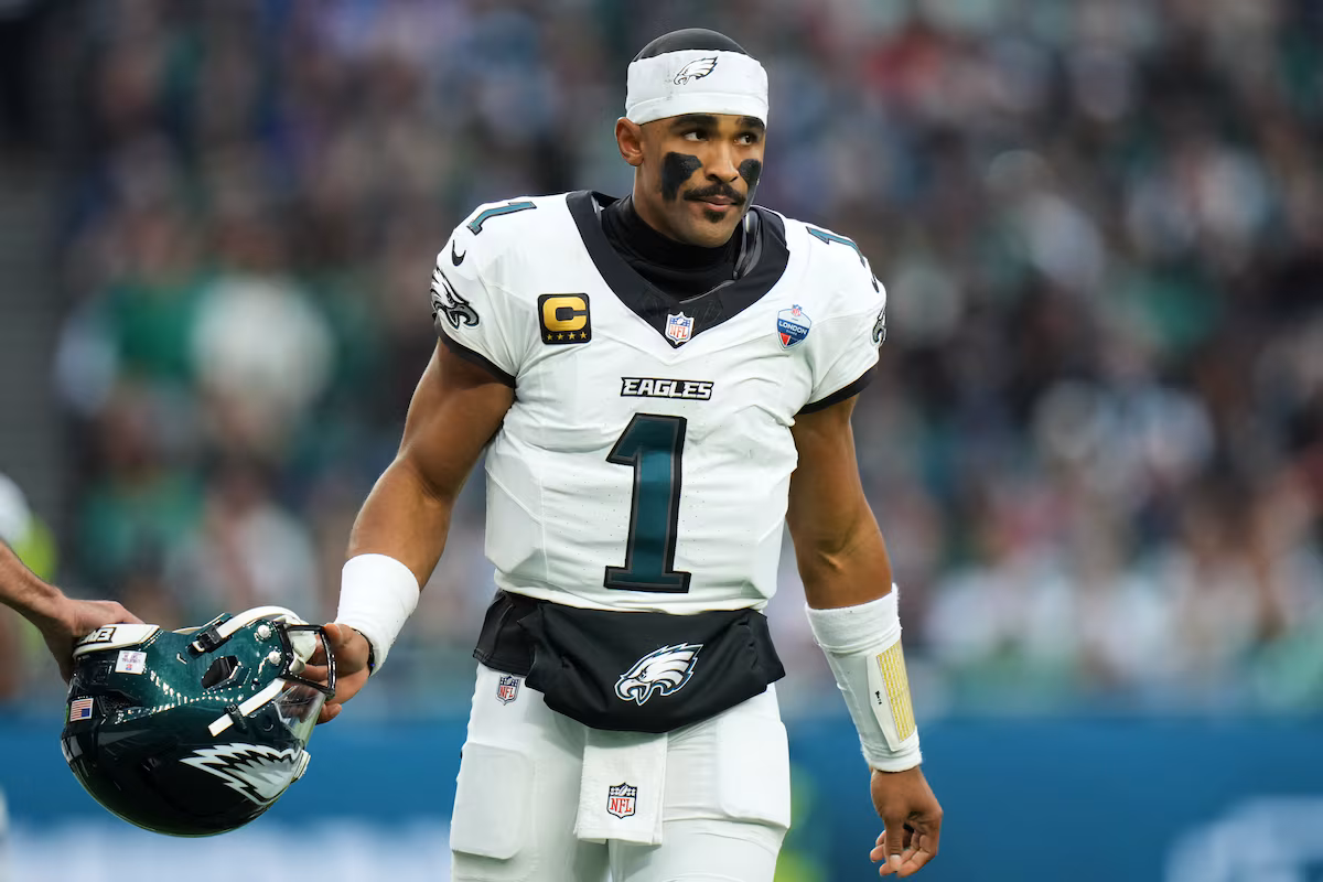 Eagles' Hurts exclu dimanche contre les Panthers en raison d'un caillot de sang