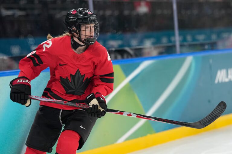 La star canadienne du hockey Claire Thompson prend sa retraite pour se consacrer à l'école de médecine
