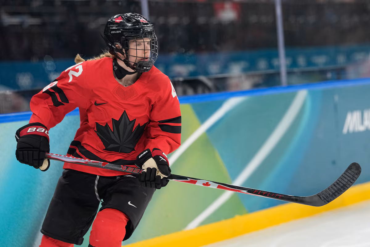 La star canadienne du hockey Claire Thompson prend sa retraite pour se consacrer à l'école de médecine