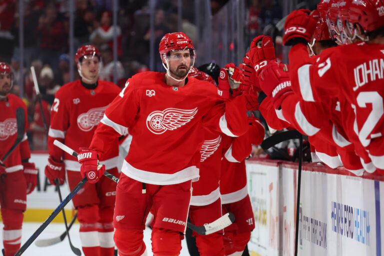 Larkin s'habille et marque lors de son premier match avec les Red Wings depuis qu'il a demandé un échange