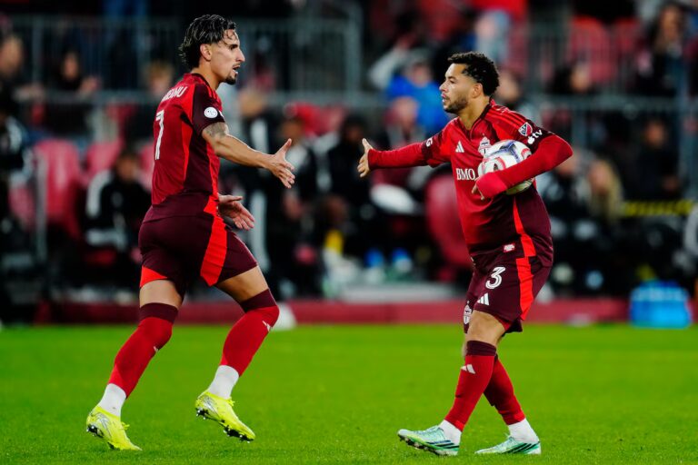 Le TFC marque tard pour assurer le match nul avec Orlando City SC, gardant ainsi de minces espoirs en séries éliminatoires