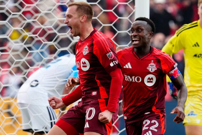 Le Toronto FC revient en force avec deux buts dans les arrêts de jeu pour surprendre le CF Montréal