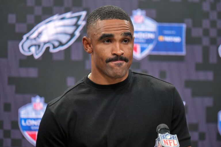 Le quart des Eagles Jalen Hurts devrait rater le reste de la saison en raison de caillots sanguins, selon la source