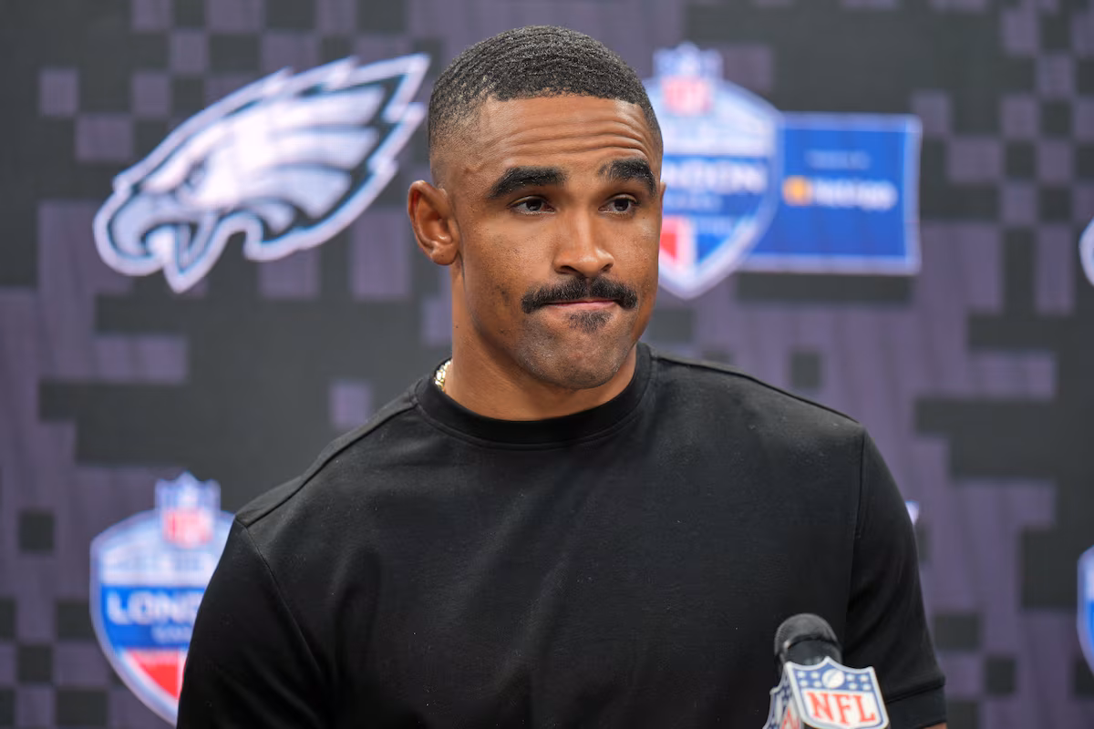 Le quart des Eagles Jalen Hurts devrait rater le reste de la saison en raison de caillots sanguins, selon la source