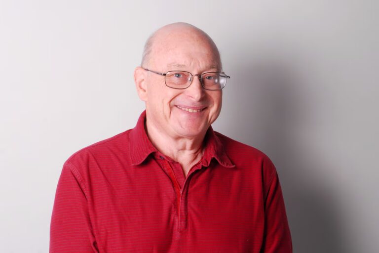 Le rédacteur sportif Larry Millson pourrait trier « les éléments essentiels de la décoration »