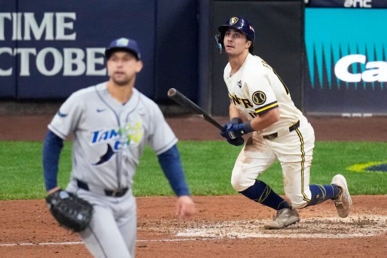 Les Brewers se remettent d'un déficit de quatre points pour battre les Rays et prendre les devants 2-0 en Série mondiale
