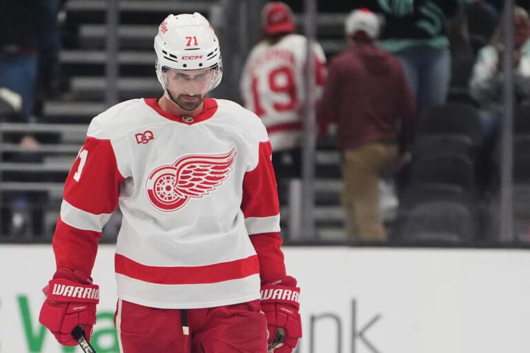 Les Red Wings suspendent Dylan Larkin après que GM ait déclaré que son agent avait dit à l'équipe qu'il ne jouerait plus pour Detroit