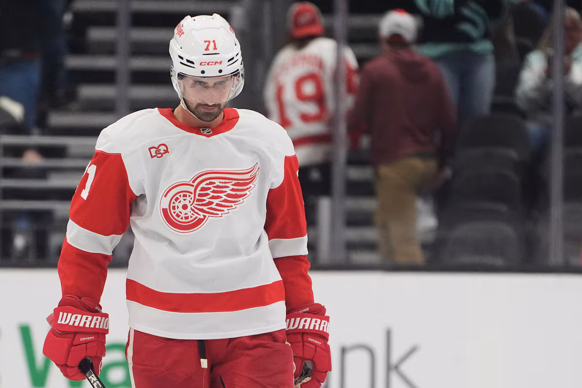 Les Red Wings suspendent Dylan Larkin après que GM ait déclaré que son agent avait dit à l'équipe qu'il ne jouerait plus pour Detroit