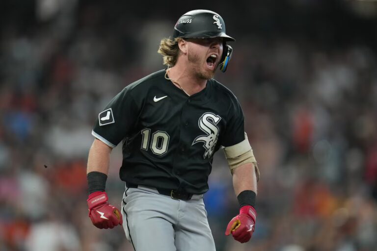 Les White Sox bondissent tôt et balayent complètement les Astros pour leur première victoire en séries éliminatoires depuis 2005