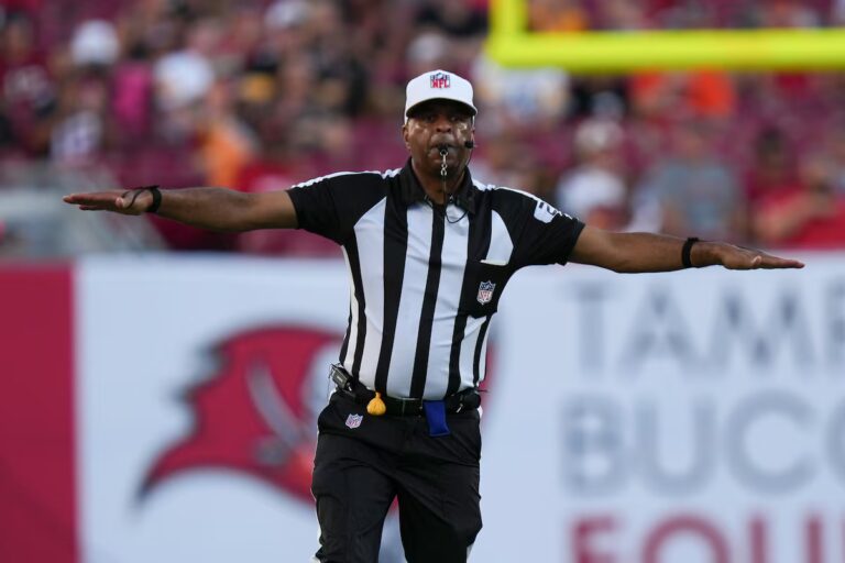 Les drapeaux flottent partout alors que la NFL suspend deux officiels