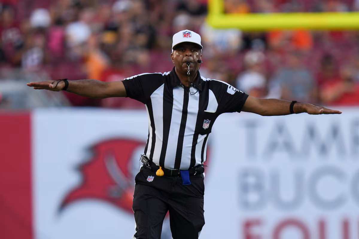 Les drapeaux flottent partout alors que la NFL suspend deux officiels