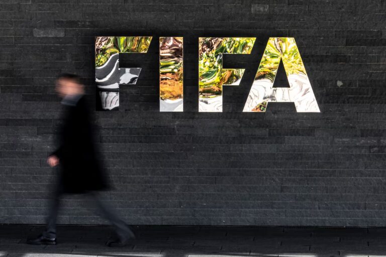 Lors de la réunion de confrontation de la FIFA, Infantino s'excuse pour la fureur de la Coupe du Monde mais laisse les critiques mécontentes
