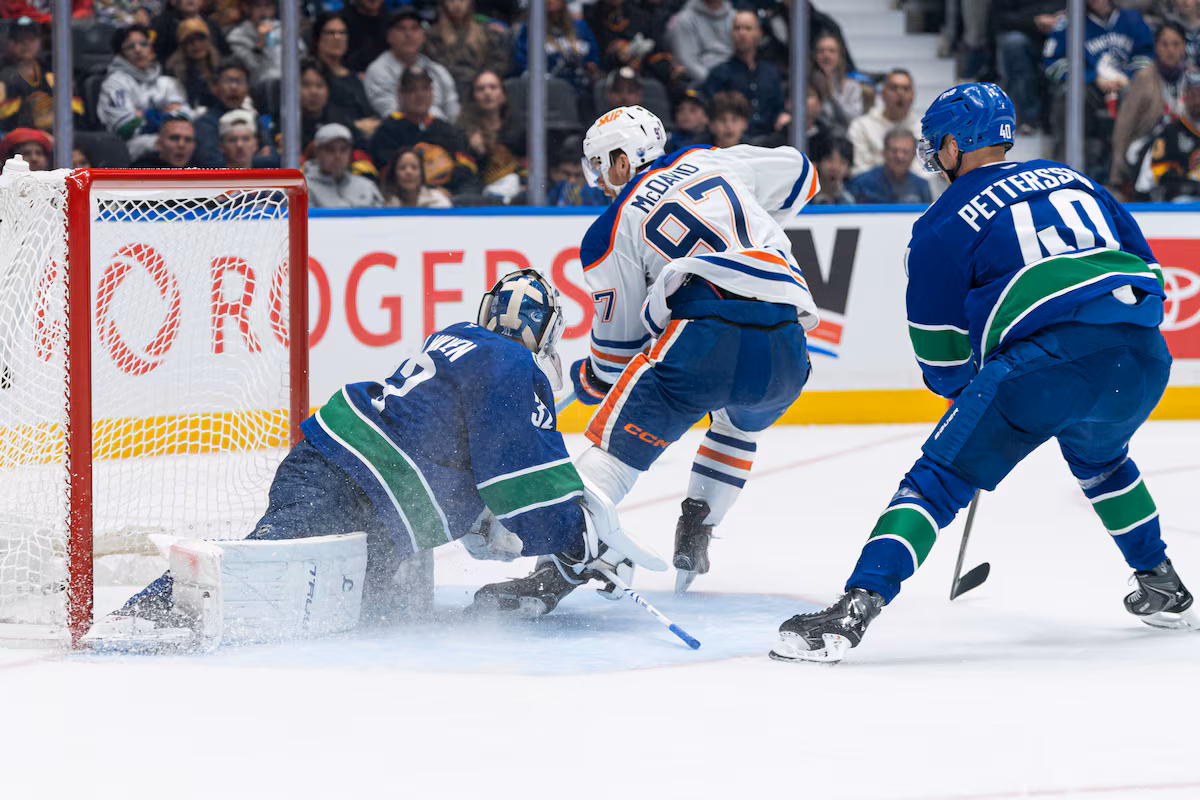 McDavid s'impose alors que les Oilers battent les Canucks 9-7