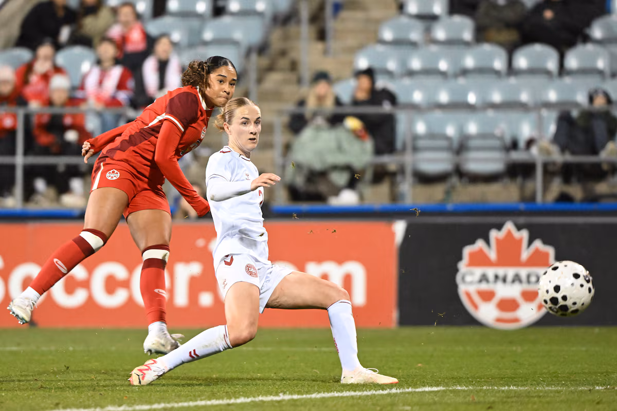 Olivia Smith marque l'égalisation tardive alors que le Canada sauve le match nul 1-1 contre le Danemark