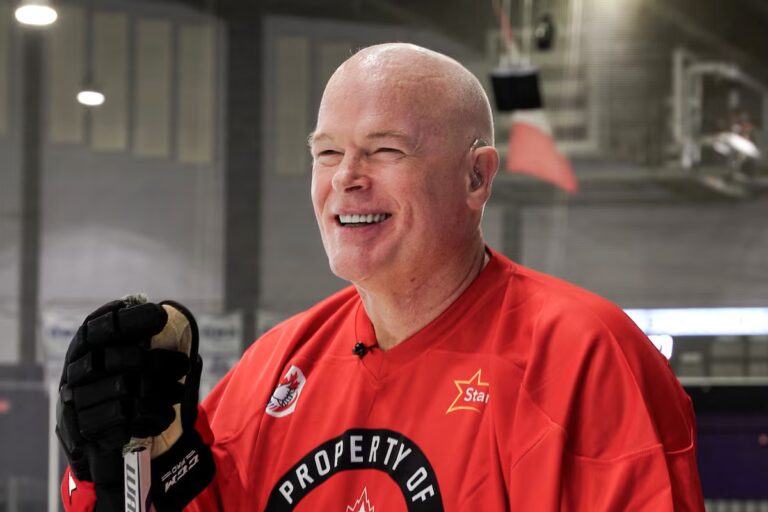Un ancien joueur sourd de la LNH soutient l'équipe canadienne des Sourdlympiques